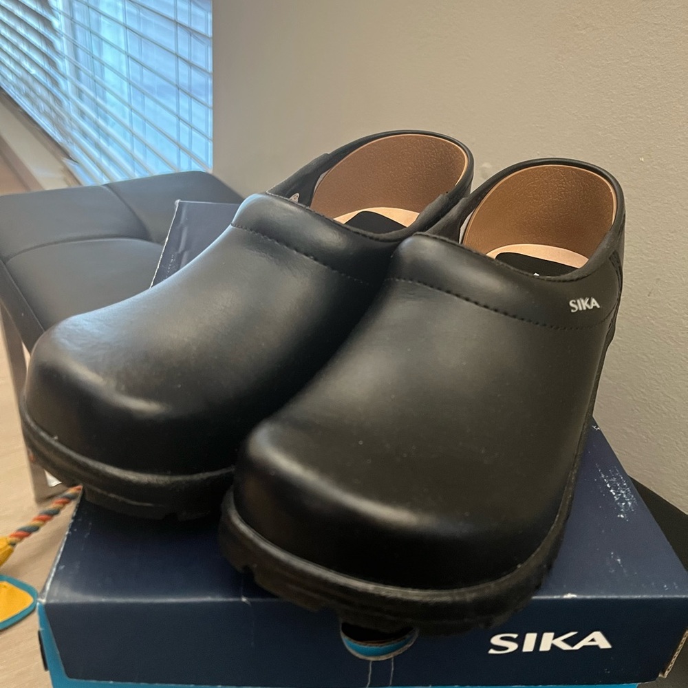 Sika Black Women's Clogs